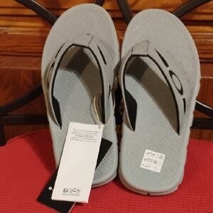 🩴 Oakley Men’s Thong Sandals – Gray & Black (NWT) Size 7